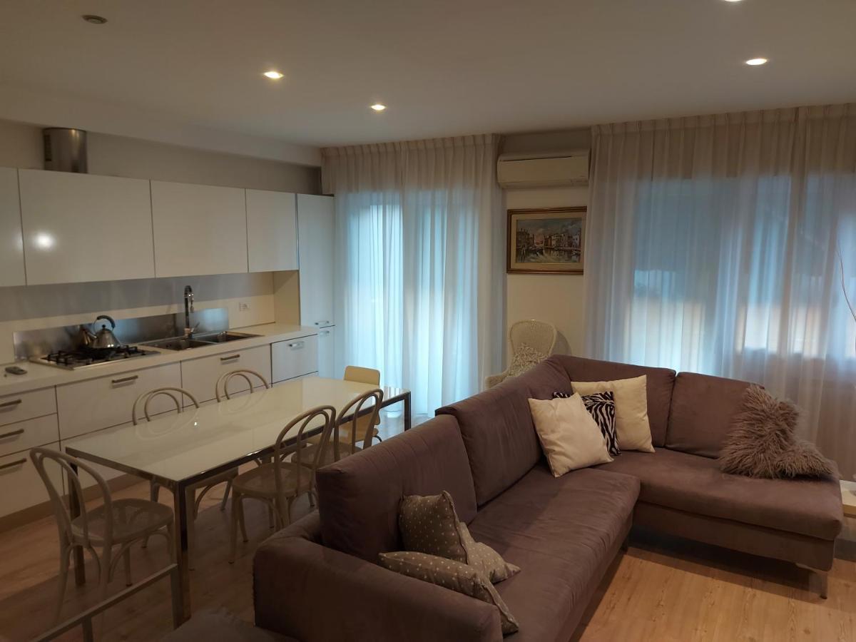 Casa Belle Vacanze Apartment เมสเตร ภายนอก รูปภาพ